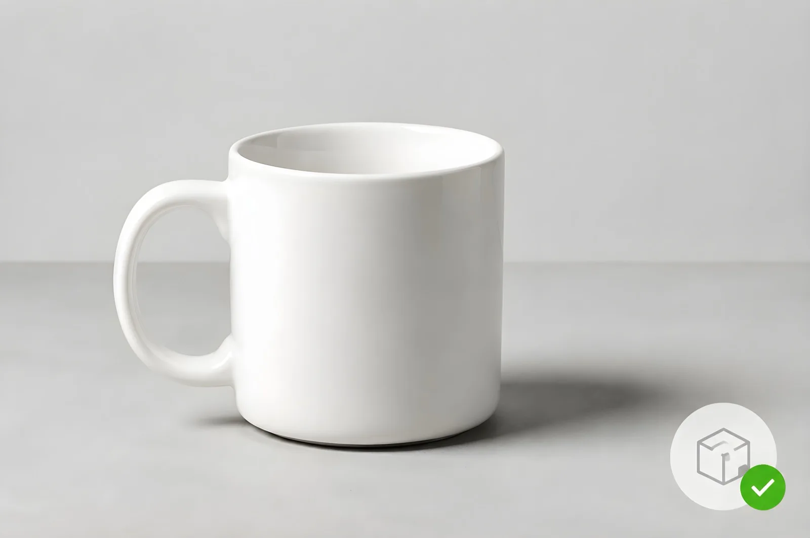 带 AI 生成标识的电商商品图：白色陶瓷马克杯商品图，右下角有半透明圆形标记与绿色合规对勾